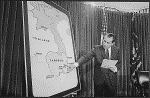 Richard Nixon devant une carte de la péninsule indochinoise 