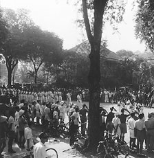 1er défilé des soldats français pour le 14 juillet 1946 à Saïgon