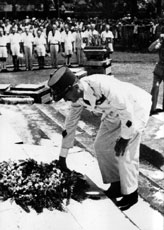 Le g�n�ral Leclerc commandant du Corps Exp�ditionnaire Fran�ais en Extr�me-Orient (C.E.F.E.O.) d�pose une gerbe au Monument aux Morts fran�ais de la premi�re guerre mondiale, le 5 octobre 1945 � Sa�gon 