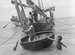Enfants dans la mer de Chine à Tourane (Da Nang)