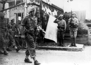 Corps léger d'intervention défilent en septembre 1945 devant des sentinelles japonaises