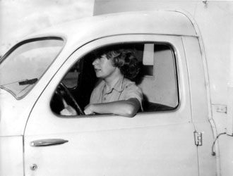 Mademoiselle Lagrifouc et son ambulance Peugeot
