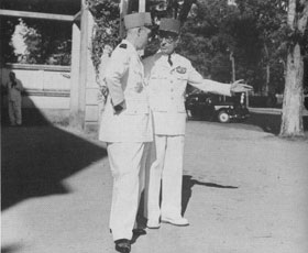 Le Général Chanson en discussion avec le Général Salan à Saïgon en 1951