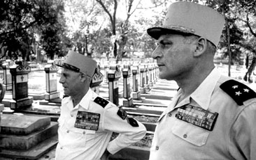 Les généraux Cogny et Salan à Hanoï 1954