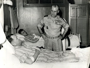 Visite des blessés Hôpital Lanessan Hanoï 1952