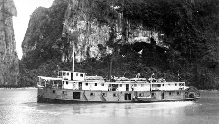 Le navire Rubis dans la baie d'Along