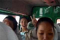 Jeunes filles dans le mini-bus