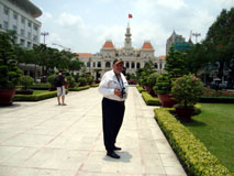 Henri Darré devant l'Hôtel de Ville de Saïgon