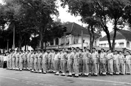 Les gendarmes lors des cérémonies commémoratives du 11 novembre 1952 Saigon