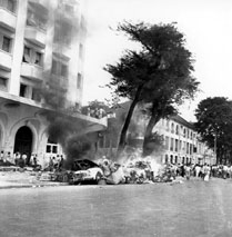 Pillage du Majestic Saigon juillet 1955