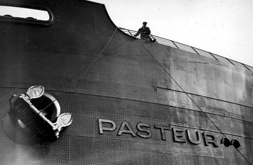 Un marin lÈve l'ancre du paquebot Pasteur