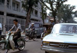 Marin vietnamien sur un Vélosolex à Saïgon
