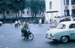 Les troupes vietnamiennes devant le Parlement (ex-Théâtre) Saïgon