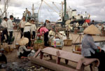 Vendeuses sur le bord des quais de Saïgon