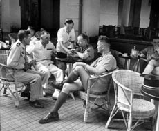 Soldats français à la terrase d'un café de Saïgon