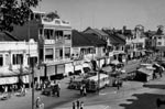 Circulation dans la rue des Marins à Cholon en 1952
