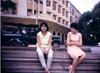 Jeunes Saigonnaises devant l'Hôtel Majestic Saïgon