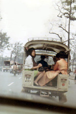 Jeunes filles dans un taxi Lambretta de Saïgon