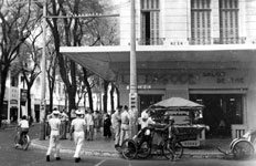 Les marins français en 1955 sur la rue Catinat Saïgon