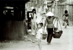 Vendeuse dans une ruelle de Saïgon