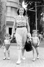 Femme et ses enfants dans la rue Catinat Saïgon Août 1950