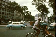 Cyclo-Pousse et taxis Renault Dauphine & 4 CV Saïgon