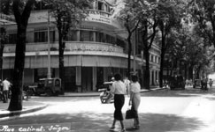 Citroën Traction et Ford Vedette sur le boulevard Bonard à Saïgon