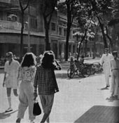 Vietnamiennes devant le Café de la Croix du Sud Saïgon 1950