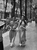 Vietnamiennes dans la rue Catinat Saigon 195O
