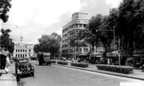 Le boulevard Charner et l'Hôtel de Ville Saïgon 1950