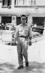 Hommes devant la Pharmacie Centrale Solirene bld Bonard Sa&iuml;gon