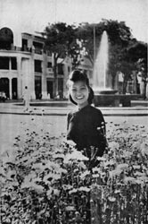 Saigonnaise devant la fontaine Saïgon 1950
