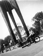 Solex devant le monument des s�urs Trung Saigon