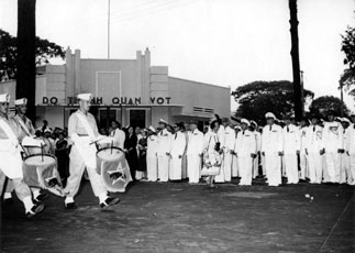 La nouba des tirailleurs devant les officiers Vietnamiens et Français Saïgon 1956