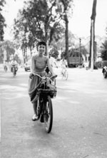 Vietnamienne en Velosolex Saïgon 1953