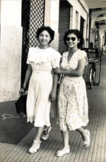 Femmes devant Givral Saigon