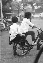 Couple en Vélosolex Saïgon 1966