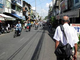 Alphonse dans une rue de Saïgon