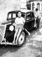 Enfant sur une Traction Citro&euml;n Sa&iuml;gon