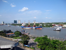 Vue sur la rivière Saigon depuis la terrasse du Majestic