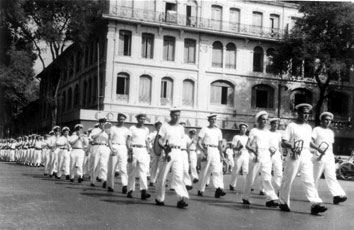 Défilé des marins français pour le 14 mars 1950 à Saïgon