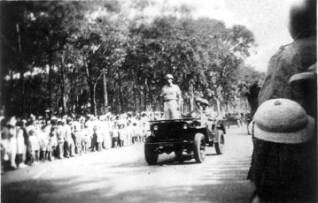 Défilé motorisé de la Légion etrangère boulevard Norodom Saïgon 1946