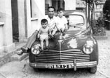 Le père et ses enfants en Peugeot 203 Saigon