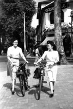 Femmes devant le magasin de Lucien Berthet Saïgon en 1953