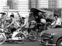 Mobylettes et motos dans les rue de Saïgon