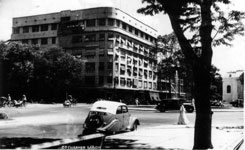 Une Peugeot 202 sur le boulevard Charner Saïgon