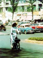 Velosolex sur le boulevard Charner Saïgon